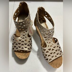 Baretraps Miriam Women’s Wedge Sandal Gold Lightweight Back Zip Closure  NWT